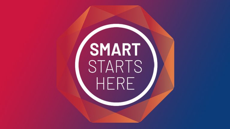 Logo Smart Starts Here placé sur un fond dégradé rouge et bleu