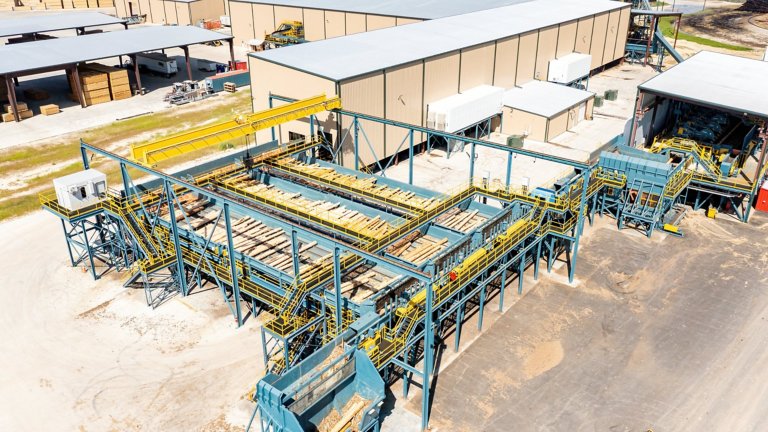 L'unité de fabrication de bois déplace les produits