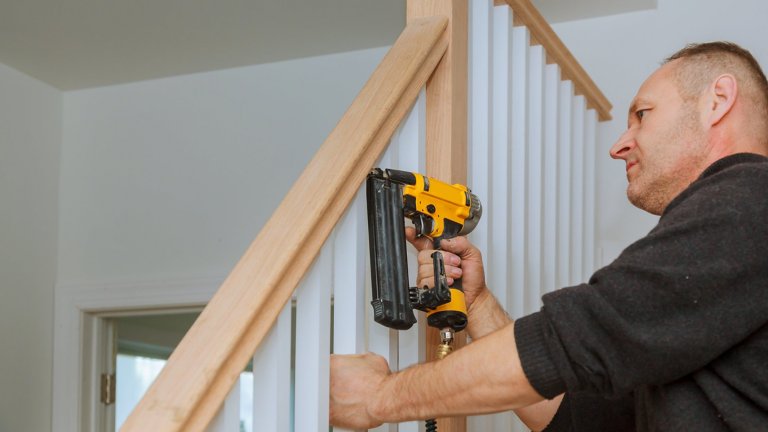 Homme utilisant un outil pneumatique pour la construction