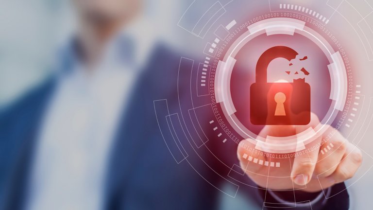 Warnung aufgrund einer Sicherheitsverletzung, eines gehackten Systems, eines Internet-Cyber-Angriffs mit rotem aufgebrochenem Vorhängeschloss-Symbol, das auf ungeschützte Daten, ungesicherten Zugriff, ein offengelegtes Kennwort, eine Virusinfektion hinweist, Geschäftsmann berührt ein Symbol