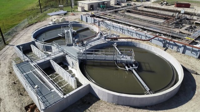 Luftaufnahme der Wasserbecken einer Kläranlage in Chicago, Illinois