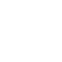 Persona con casco trabajando con una computadora
