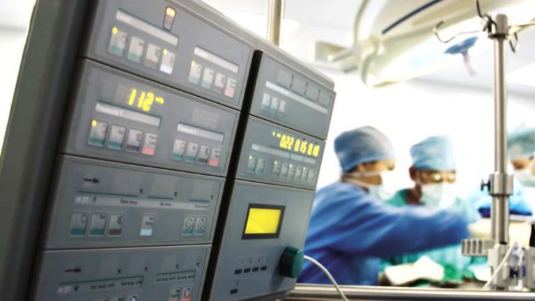 Deux employés du secteur médical regardant des résultats sur un équipement connecté