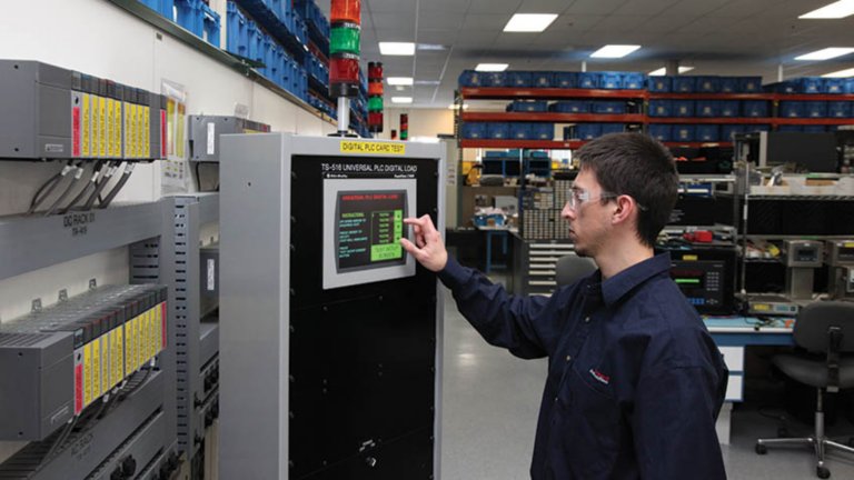 Técnico masculino testando um Controlador Allen-Bradley SLC 500