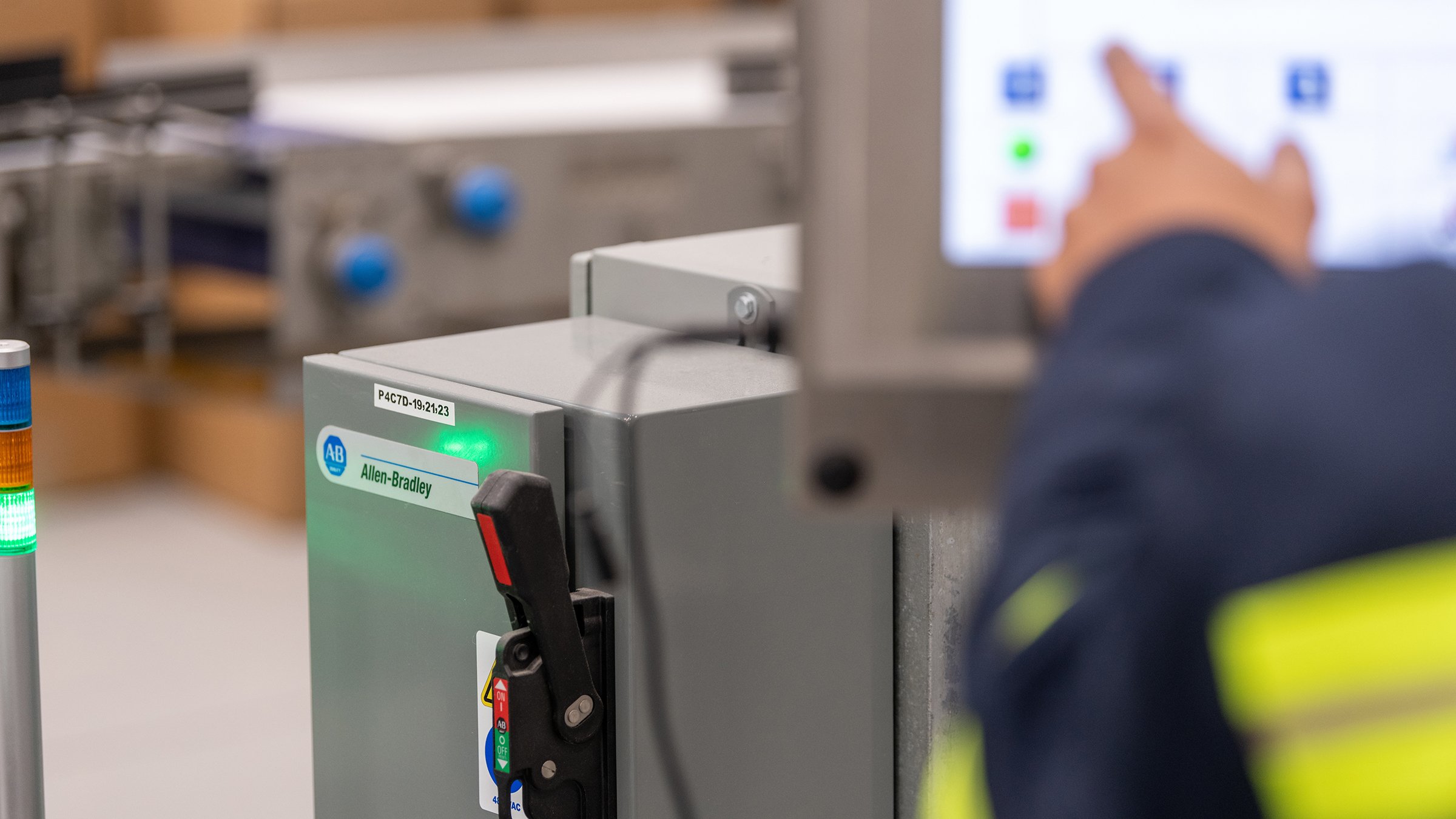 Se muestra un controlador Allen-Bradley con la mano de un técnico apuntando a la interface operador-máquina. Rockwell Automation proporciona asistencia técnica de productos y aplicaciones para los productos Allen-Bradley. Planta de Great Lakes Cheese el jueves 27 de mayo de 2021 en Hiram, Ohio